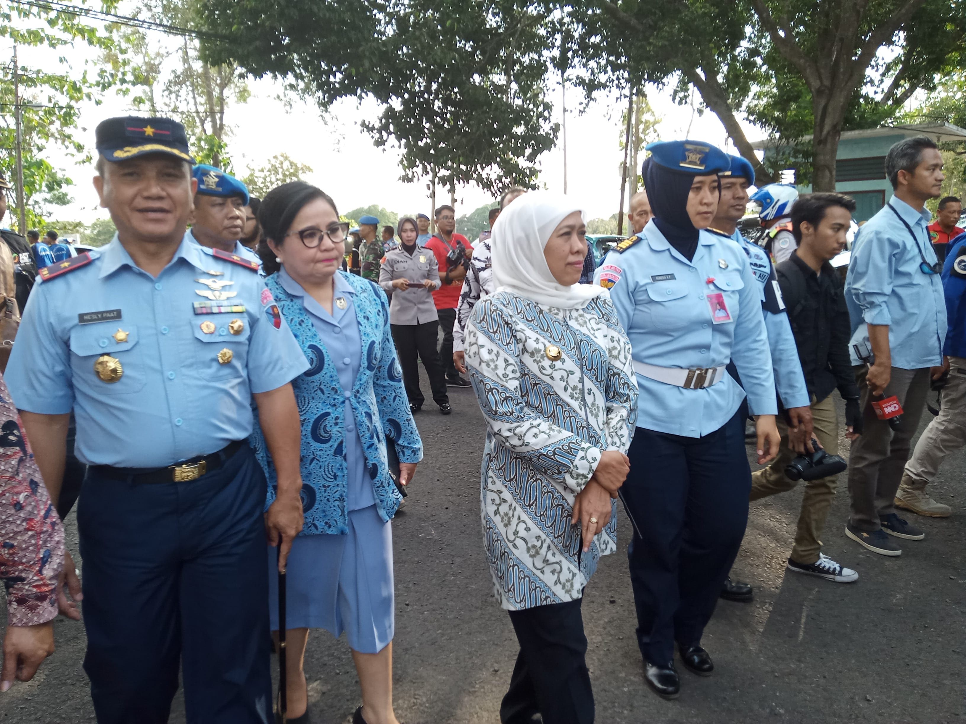 Gubernur Jawa Timur, Khofifah Indar Parawansa saat berada di Lanud Abdulrachman Saleh, Malang untuk menyambut kedatangan para pendatang dari Wamena, Papua Barat