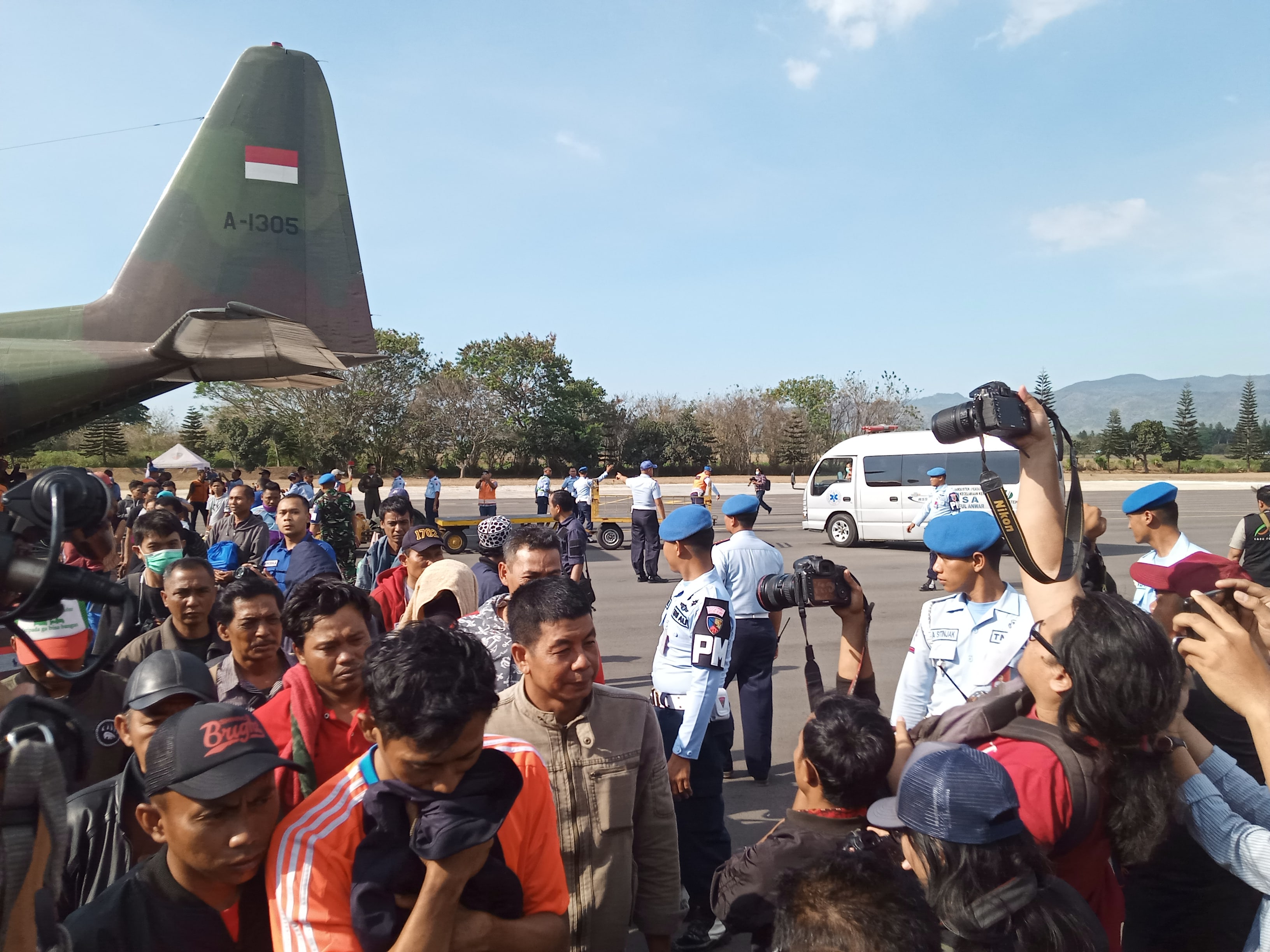 Para pengungsi ketika tiba di Lanud Abdul Rachman Saleh, Malang (Foto: Theo/ngopibaremg.id)