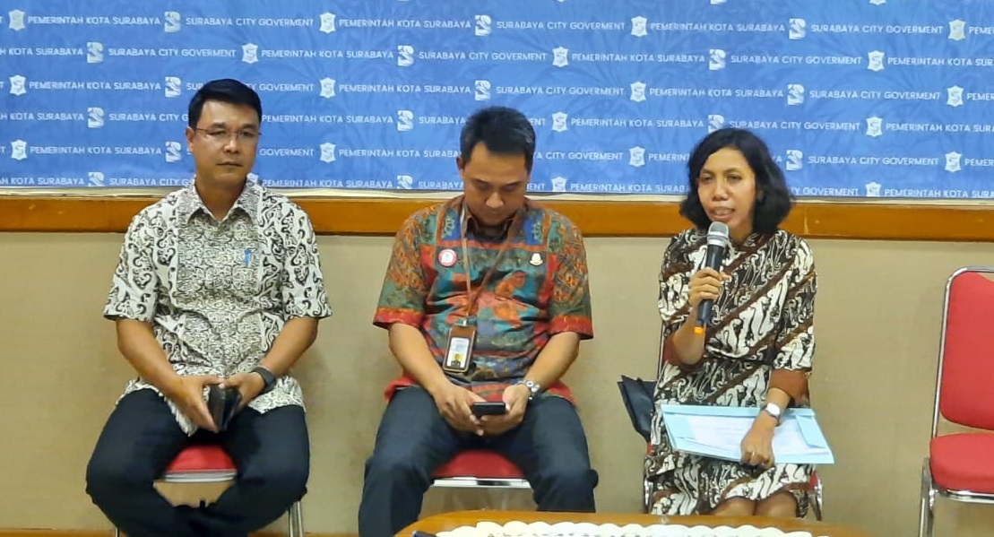 Kepala Dinas Pengelolaan Bangunan dan Tanah Pemkot Surabaya, Maria Theresia Ekawati Rahayu (paling kiri), saat menjelaskan proyek di tiga tanah aset pemkot. (Foto: Alief/ngopibareng.id)