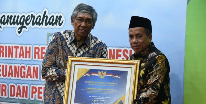 Wakil Bupati Pasuruan KH Mujib Imron menerima penghargaan WTP (Wajar Tanpa Pengecualian) dari Kemenkeu yang diwakili Wakil Menkeu RI di Gedung Negara Grahadi, Rabu, 2 Oktober 2019. . (Foto: Dok Humas)