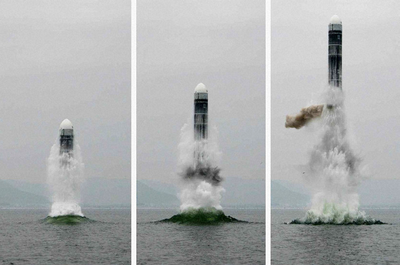 Dari Pyongyang, Korea Utara meluncurkan rudal dari kapal selam, melesat sejauh 450 km. (Foto: mainichi.jp)