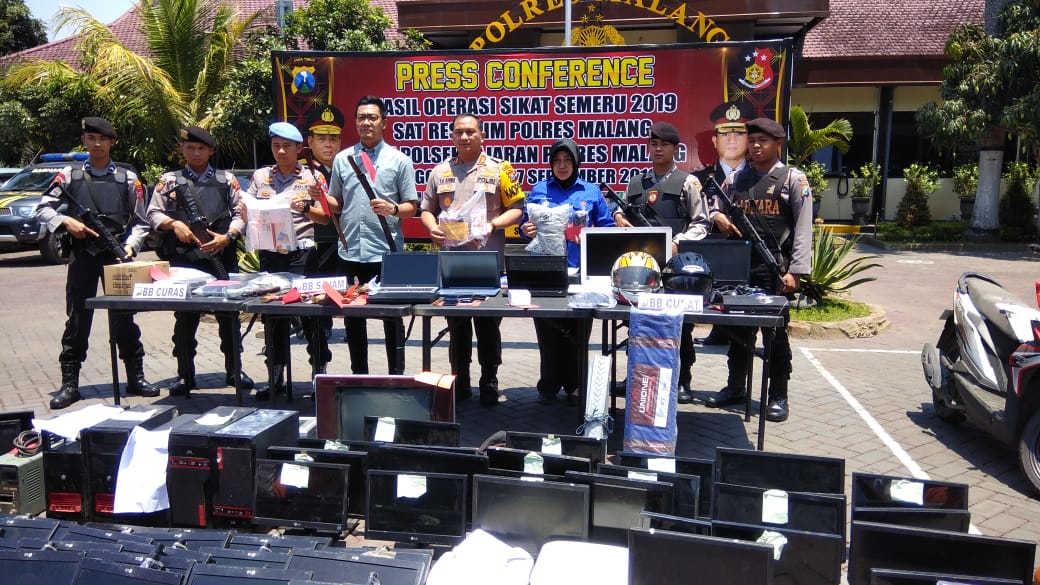 Jajaran Polres Malang saat memamerkan barang bukti kejahatan di Halaman Mapolres Malang (dok: foto istimewa)