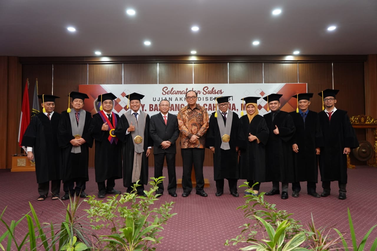 Mahasiswa Pascasarjana FIA, UB, Bambang Eka Cahyana usai menjalani sidang disertasi (dok:foto istimewa)
