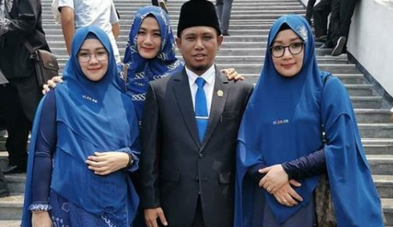 Anggota DPR Fraksi NasDem Lora Achmad Fadil Muzakki Syah (Lora Fadil) memboyong tiga istrinya saat pelantikan DPR RI periode 2019-2024, pada Selasa 1 Oktober 2019.