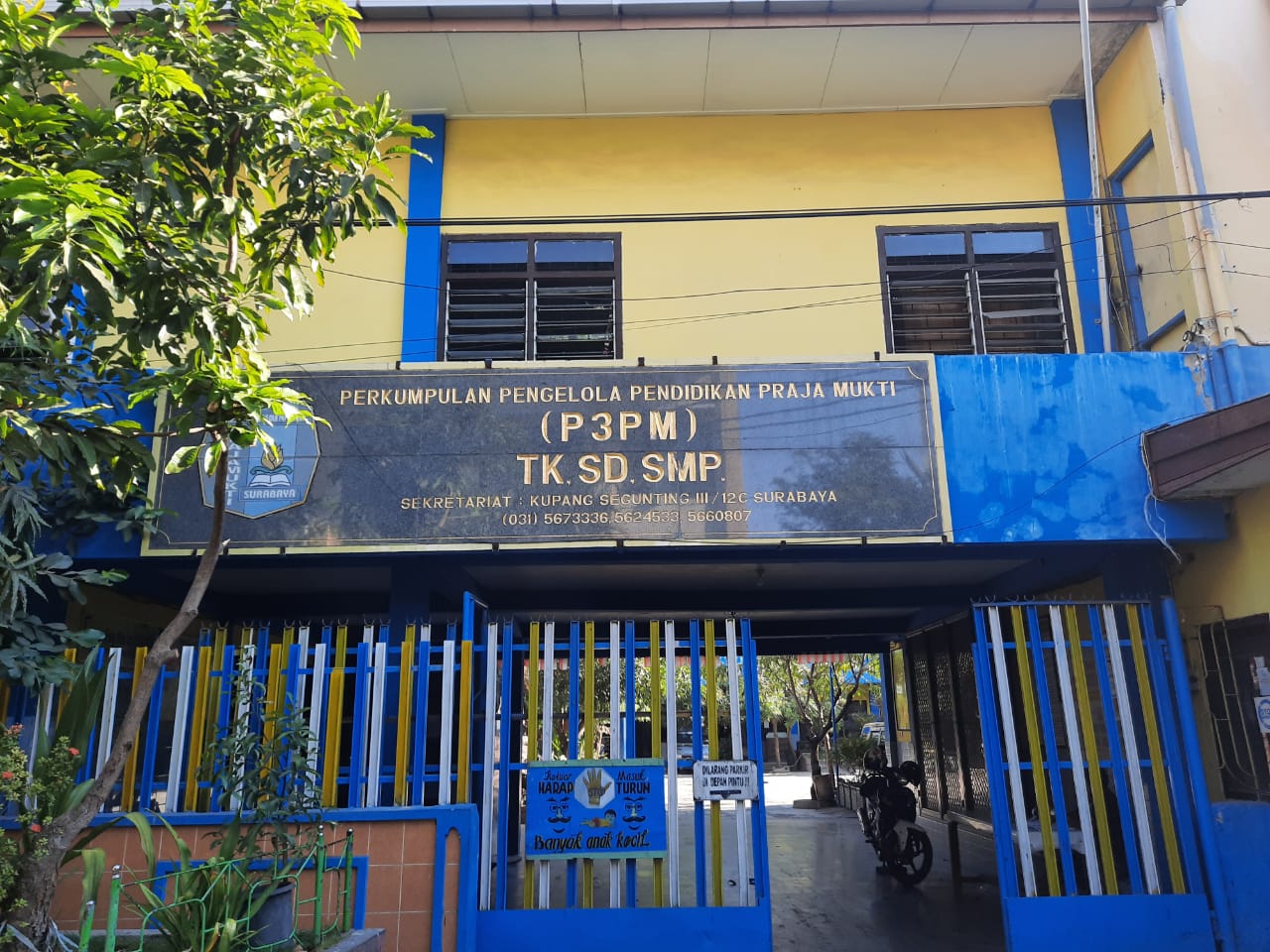 Gedung sekolah milik Yayasan Praja Mukti yang akan digusur Pemkot Surabaya. (Foto: Alief/ngopibareng.id)