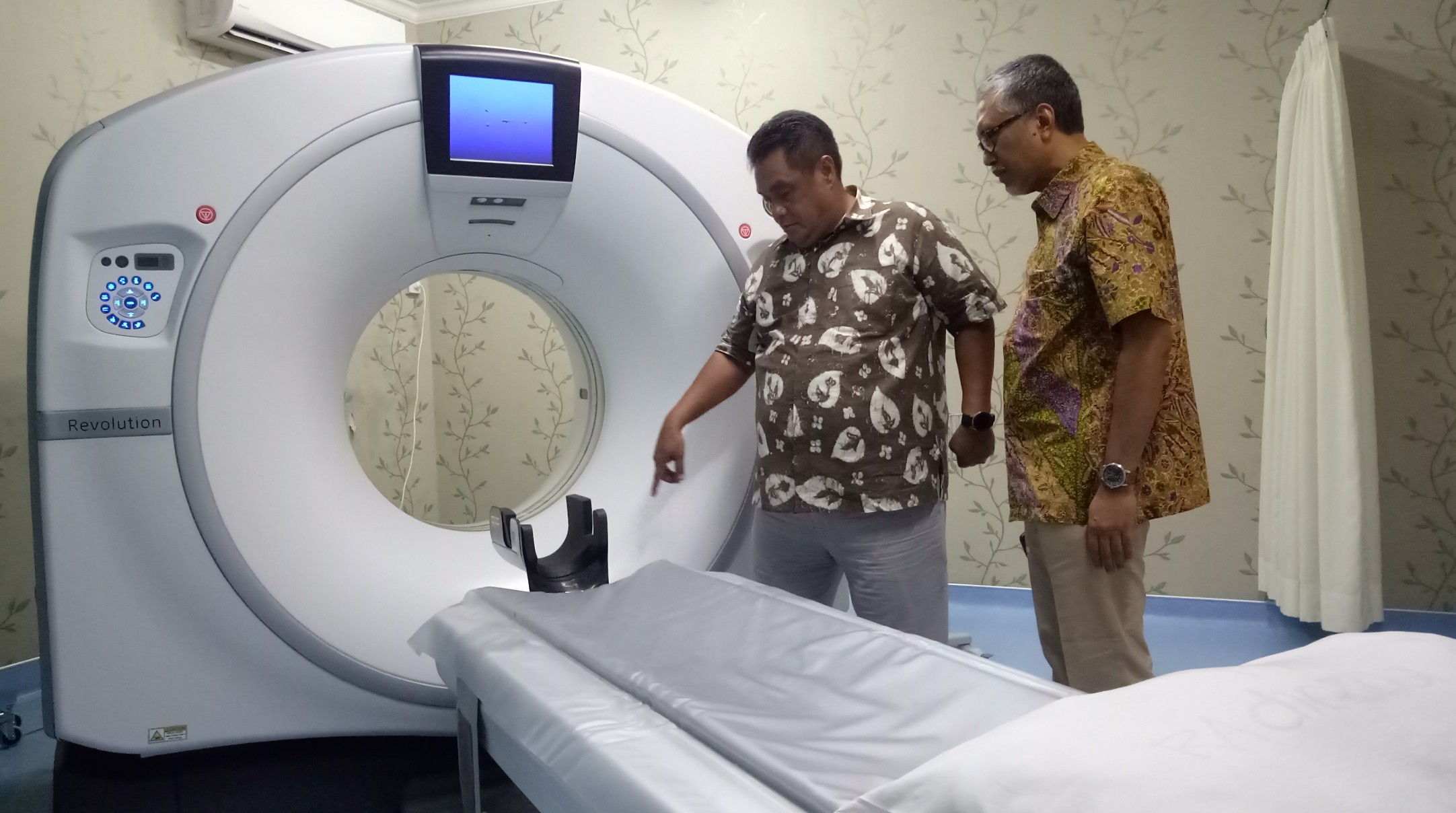 Direktur Utama PT PHC, dr Agus Akhmadi, M.Kes, menunjukan alat CT Scan 128 slice. Alat canggih ini bisa menghasilkan 128 gambar. (Foto: Pita/ngopibareng.id)