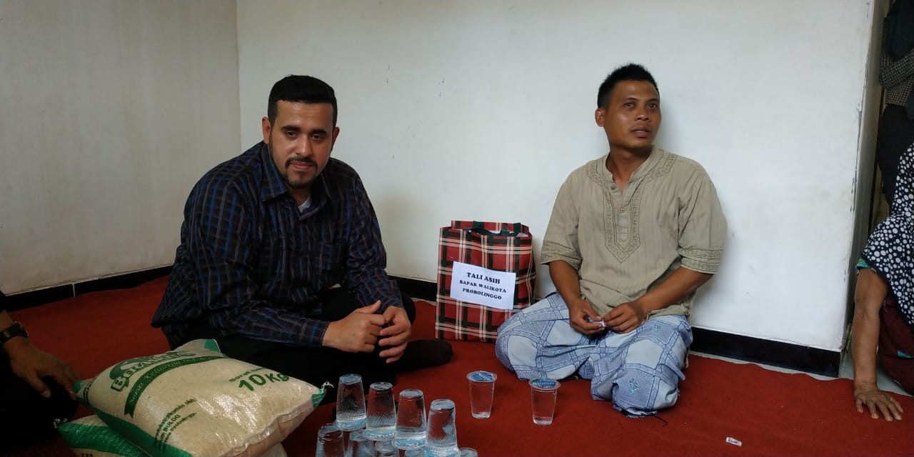 WALI KOTA Hadi Zainal Abidin (kiri) saat mengunjungi warga Probolinggo yang pulang dari Papua. (Foto: Istimewa/ngopibareng.id)