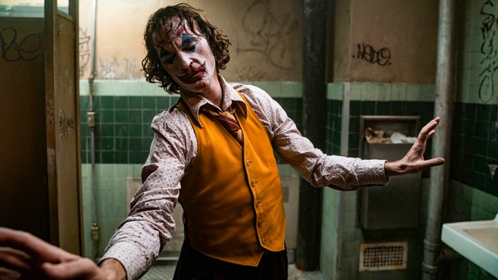 Joaquin Phoenix pemeran Arthur Fleck alias Joker.