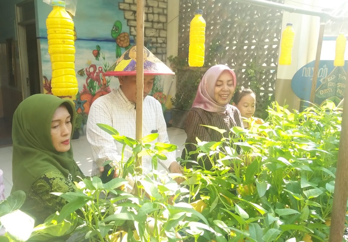 Suasana panen tanaman hidroponik di SDN Kapasari VIII Surabaya (Foto: Pita/ngopibareng.id)