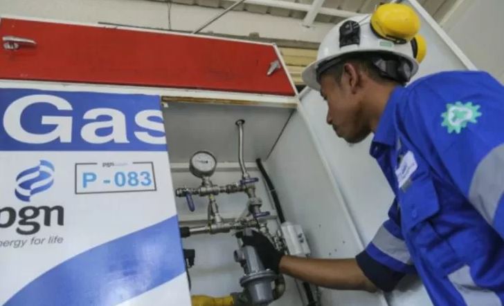 Petugas PT Gagas Energi Indonesia, anak usaha PT PGN Tbk, memeriksa instalasi Gaslink, di salah satu hotel pelanggan komersial di Batam, Kepulauan Riau, Kamis 14 Maret 2019. (Foto: Antara/M.N. Kanwa)