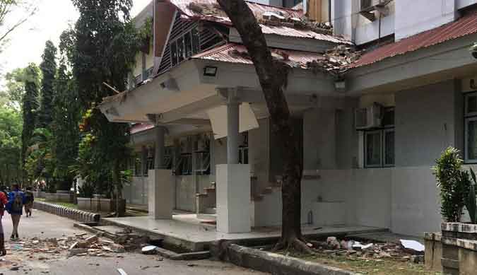 Gempa bermagnitudo 6,5 di Ambon sebabkan sejumlah bangunan rusak berat. (Foto: twitter)