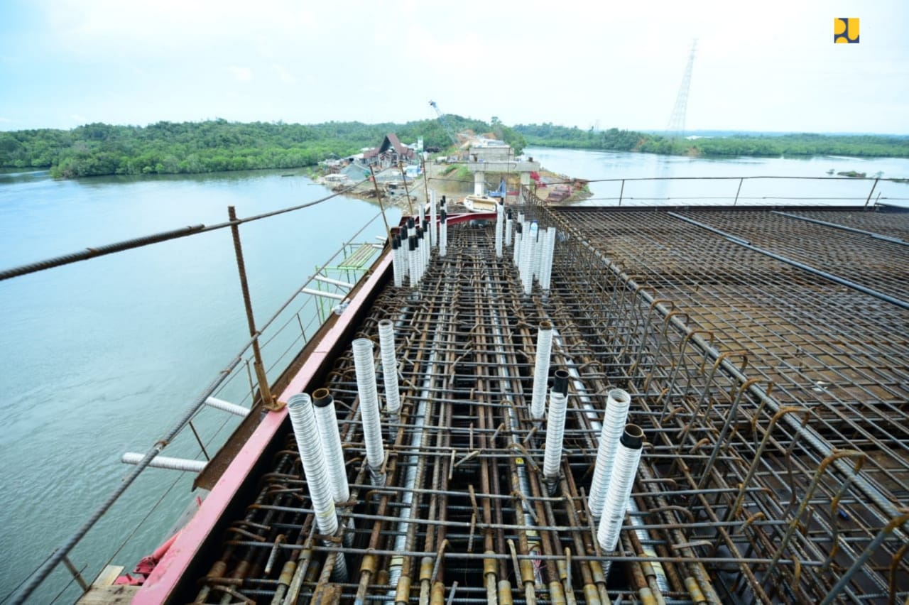 Proses pembangunan Jembatan Pulau Balang II yang akan memperlancar konektivitas antara Samarinda, Balikpapan dengan Ibu Kota Negara (IKN). (Foto: Kementerian PUPR)