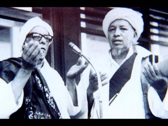 Habib Soleh Bin Muhsin Al Hamid alias Habib Sholeh Tanggul (kiri) bersama ulama Jakarta. (Foto: dok/ngopibareng.id)