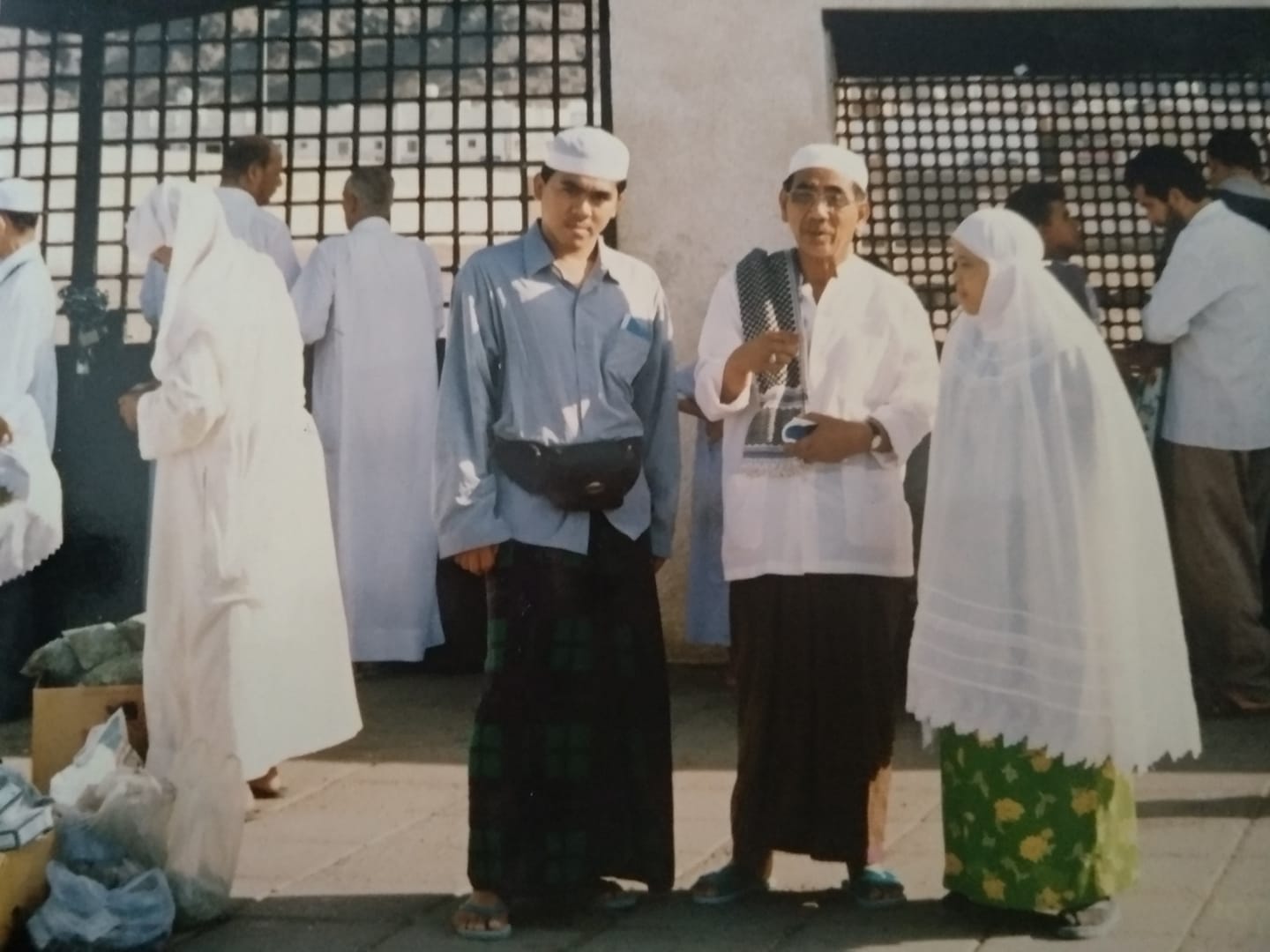 Kenangan KH Abdul Ghofur Maimoen, Pengasuh Pesantren Al-Anwar Sarang, bersama Mbah Kiai Maimoen Zubair di Mekkah. (Foto: akun fb gus ghofur maimoen)