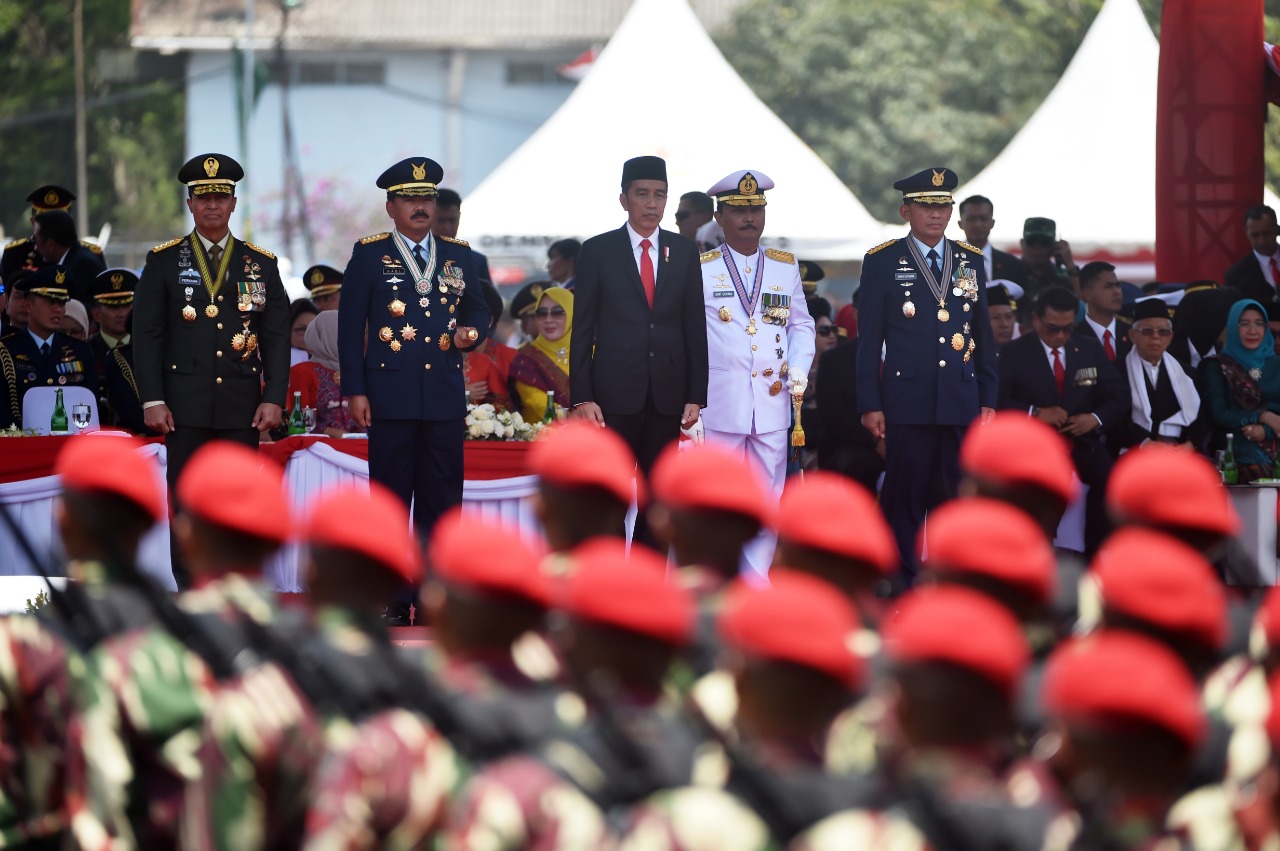 Presiden Jokowi memimpin upcara HUT TNI ke-74 di Lanud Halim Perdanakusuma Jakarta Timur Sabtu 5 Oktober 2019. (Foto: Setpres)