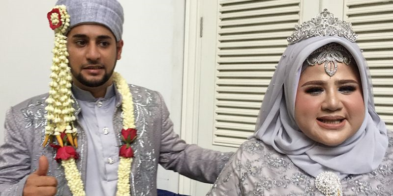 Momen pernikahan Dhawiyah Zaida, putri bungsu Ratu Dangdut Elvy Sukaesih, dengan Muhammad, pada 29 Maret 2019.