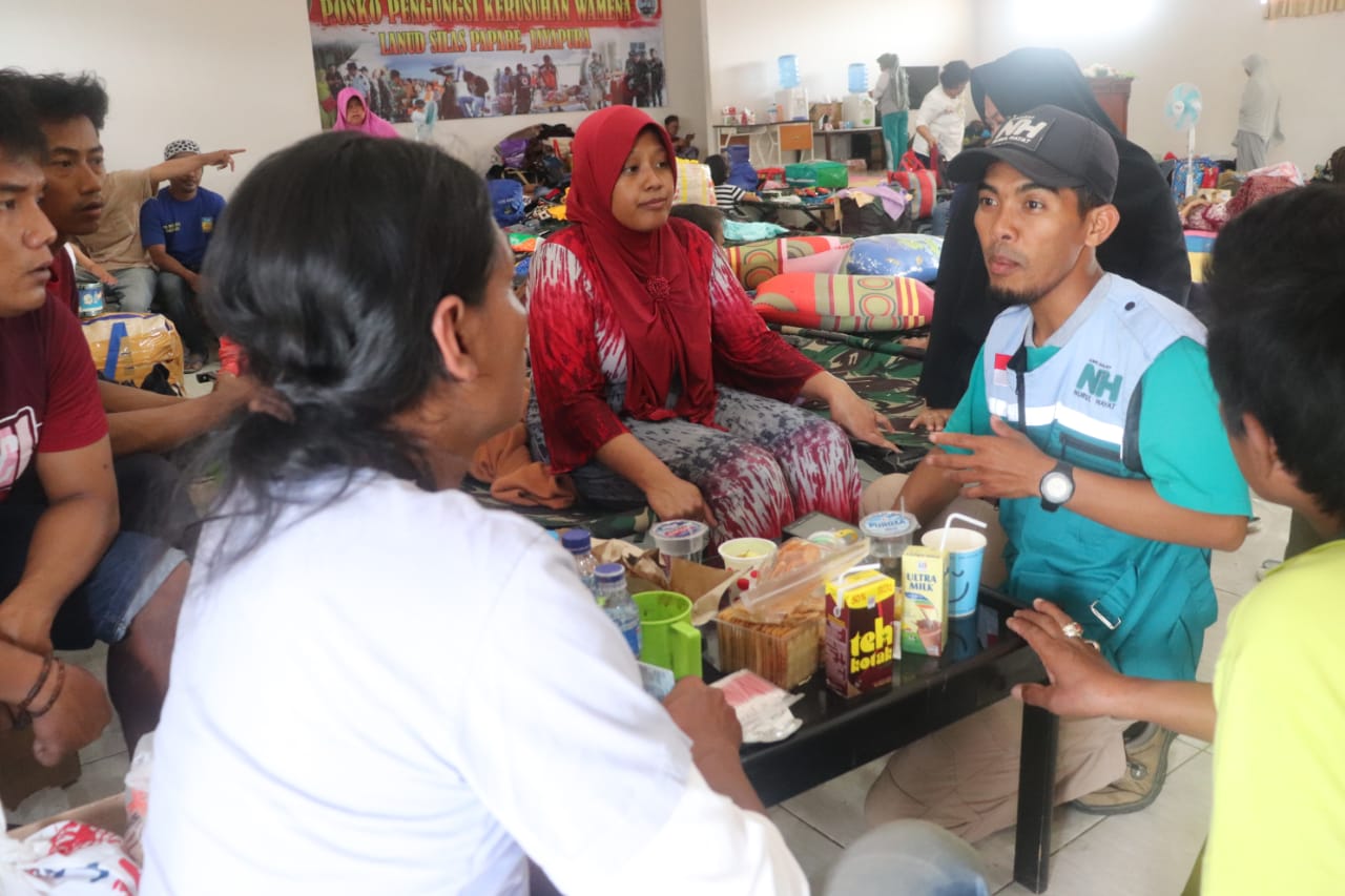 Relawan Laznaz Nurul Hayat saat berada di pengungsian warga pendatang di Jayapura. (Foto: Dok Laznaz Nurul Hayat)
