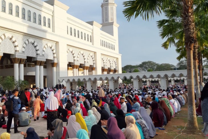 Jamaah tabligh akbar subuh bersama UAS di Masjid Raya Mujahidin Pontianak, Minggu 6 Oktober 2019. (Foto: dok/antara)