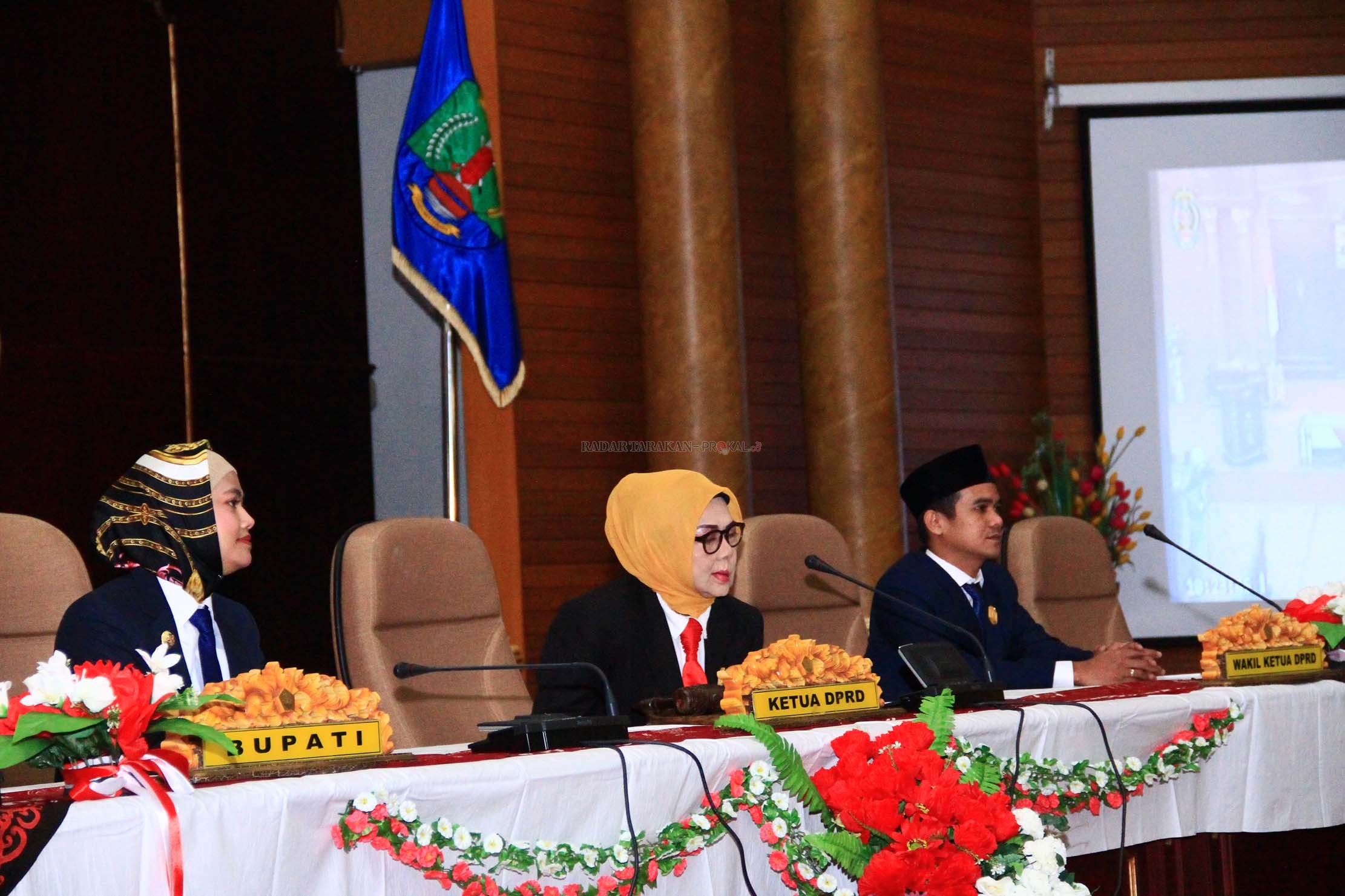 Bupati Nunukan, Kalimantan Utara, Asmi Laura Hafid, menghadiri pelantikan ibunya, Rahma Leppa sebagai Ketua DPRD Nunukan periode 2019-2024.