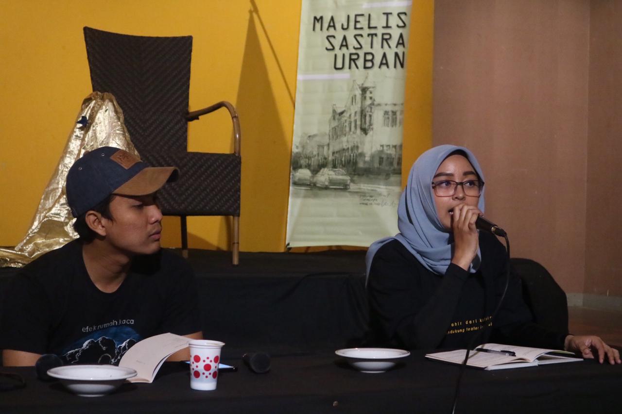Penulis naskah drama Dyah Ading Setyorini (narasumber) bersama Azhar Bashir (moderator) ketika mengisi acara Majelis Sastra Urban #9 bulan September 2019 di DKS. (Foto: ist/ngopibareng.id)