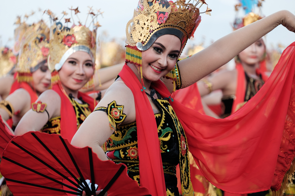 Para penari Gandrung Banyuwangi, siap tampil dalam Festival Gandrung Sewu di Banyuwangi. (Foto: asmanu/ngopibareng.id)Ngopinews