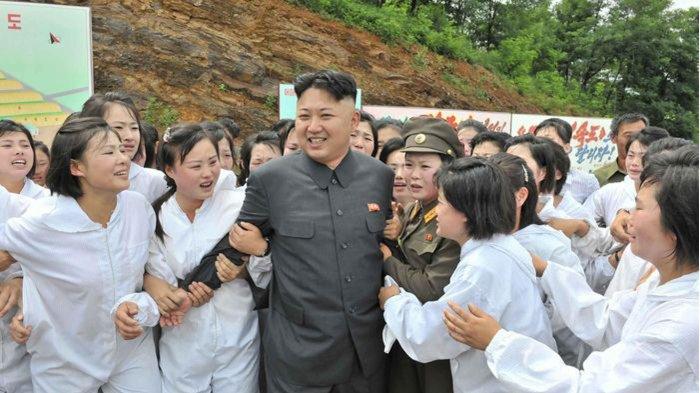 Presiden Korea Utara Kim Jon Un di tengah perempuan cantik Korea Utara. (Independent.co.ud)