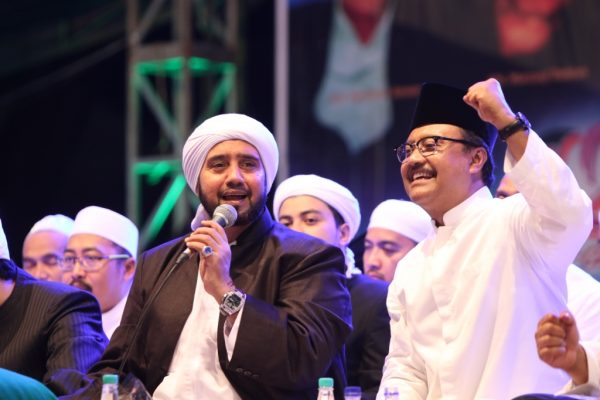 Habib Syech bin Abdjul Qadir Assegaf dari Solo bersama Gus Ipul (H Saifullah Yusuf). (Foto; dok/ngopibareng.id)