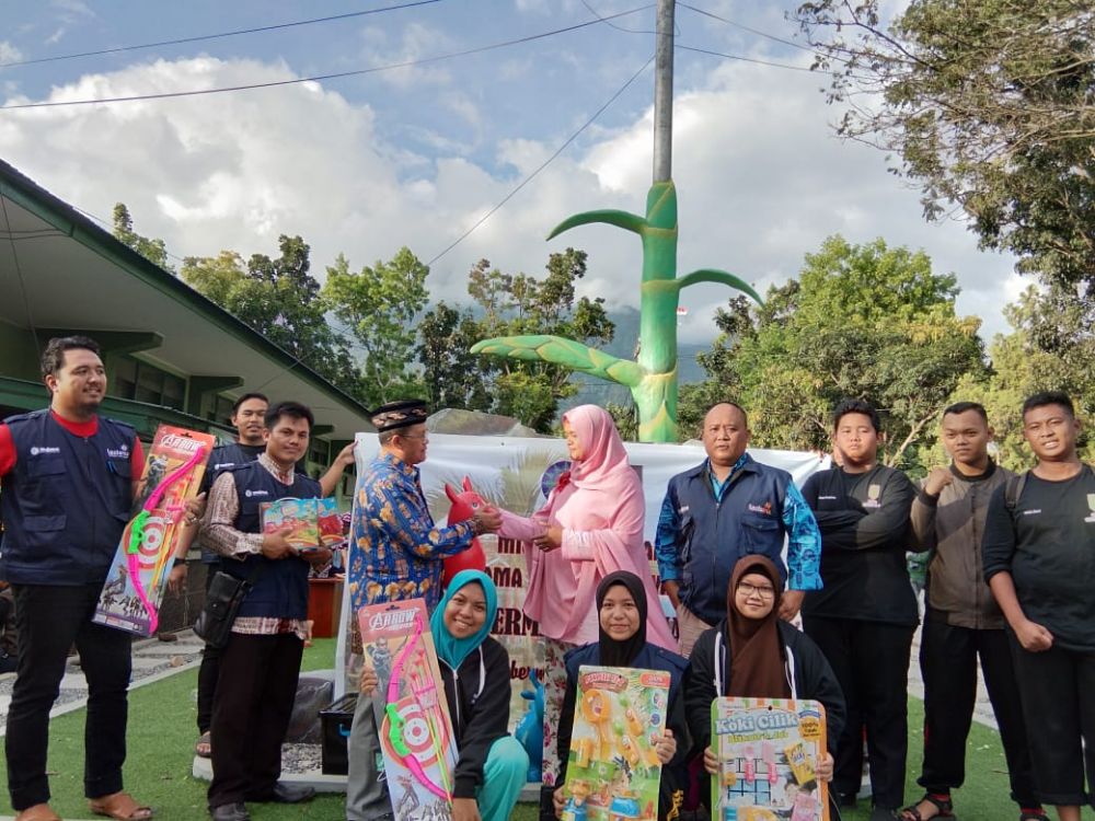Ketua Pimpinan Daerah Muhammadiyah Kabupaten Jayapura Tri Mulyadi memberikan bantuan kepada korban kekerasan di Wamena.