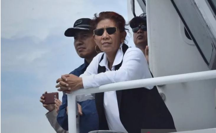 Menteri Kelautan dan Perikanan Susi Pudjiastuti saat menyaksikan penenggelaman kapal ikan ilegal di Pontianak, Kalimantan Barat, Minggu 6 Oktober 2019. (Foto: Antara/KKP)
