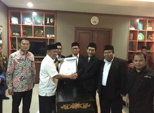 NPHD Pilkada 2020 saat usai ditandatangani oleh Bupati Fadeli, ketua KPU dan Bawaslu Lamongan. (Foto: Nasih/ngopibareng.id)