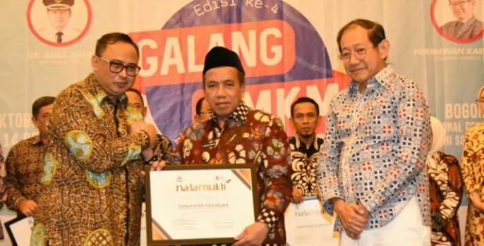 Wakil Bupati Pasuruan, KH Mujib Imron menerima penghargaan Natamukti dari Presiden ICSB Indonesia. (Foto: Dok Humas)