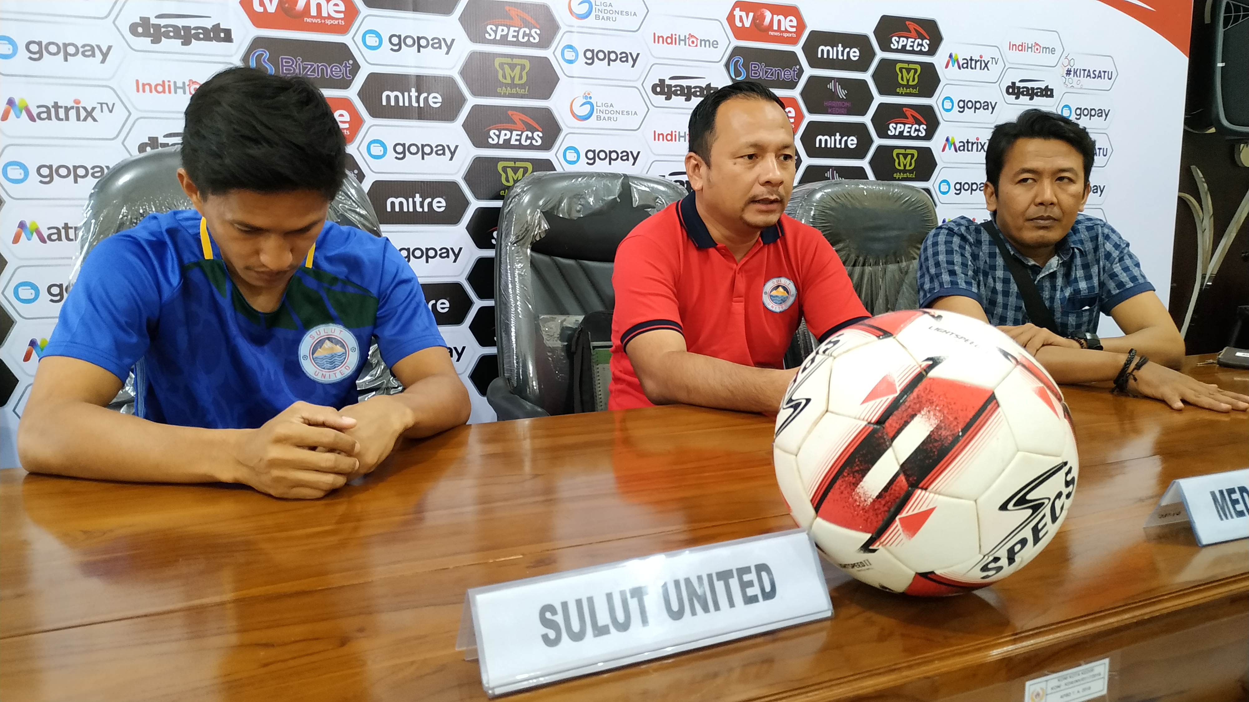 Pemain dan pelatih Sulut United memberikan keterangan pers, Selasa 8 Oktober 2019. (Foto: Fendi/ngopibareng.id)