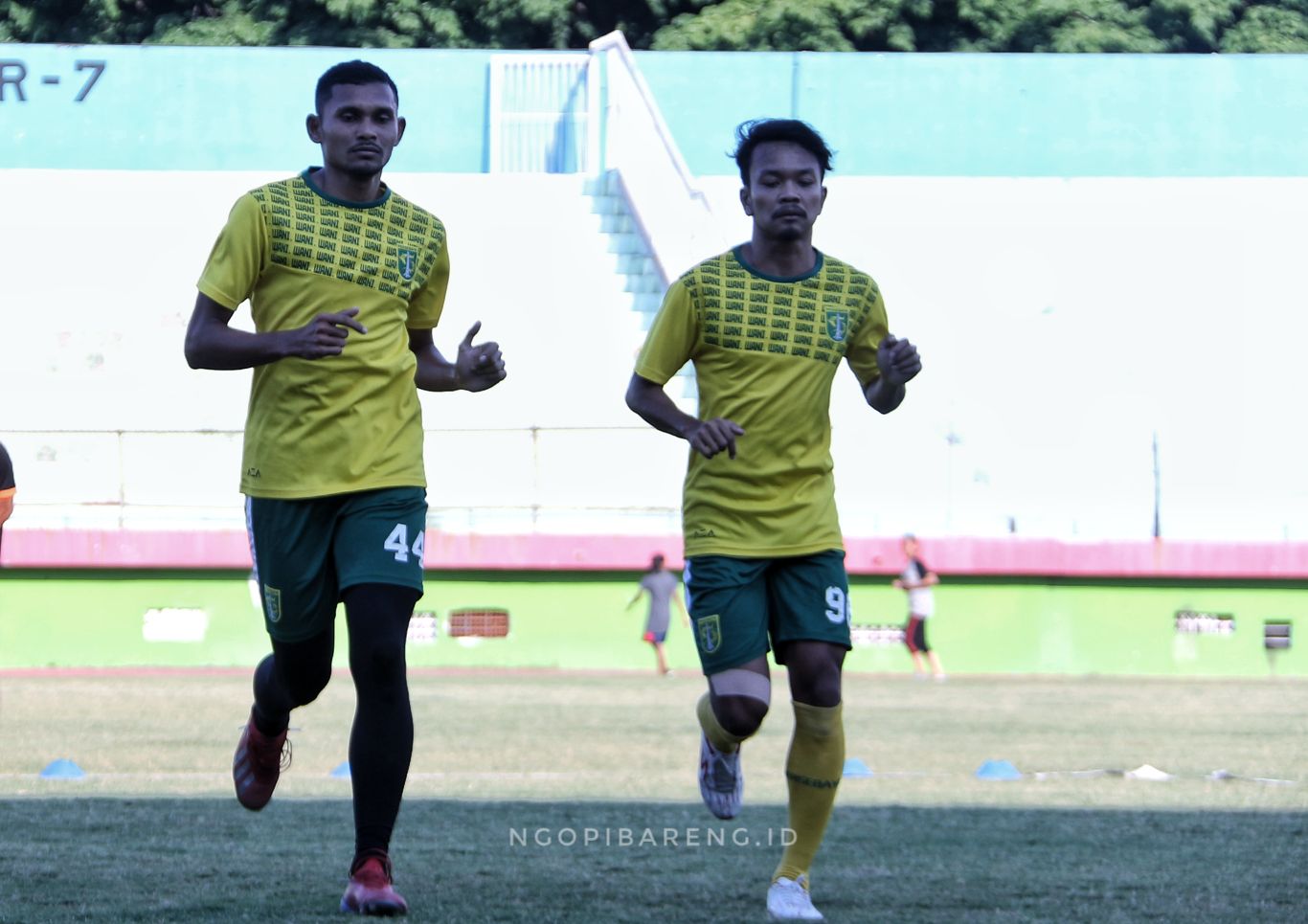 Gelandang Persebaya, M. Hidayat (kanan) saat berlatih bersama Andri Muladi. (Foto: Haris/ngopibareng.id)