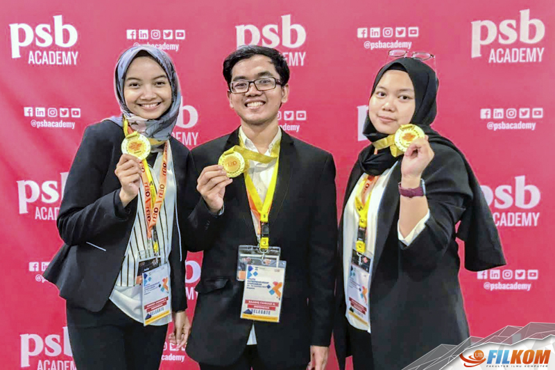 Ketiga anggota Mariteam saat memamerkan medali emas dalam ajang Youth Entrepreneurship Symposium 2019. (Foto: Istimewa) 