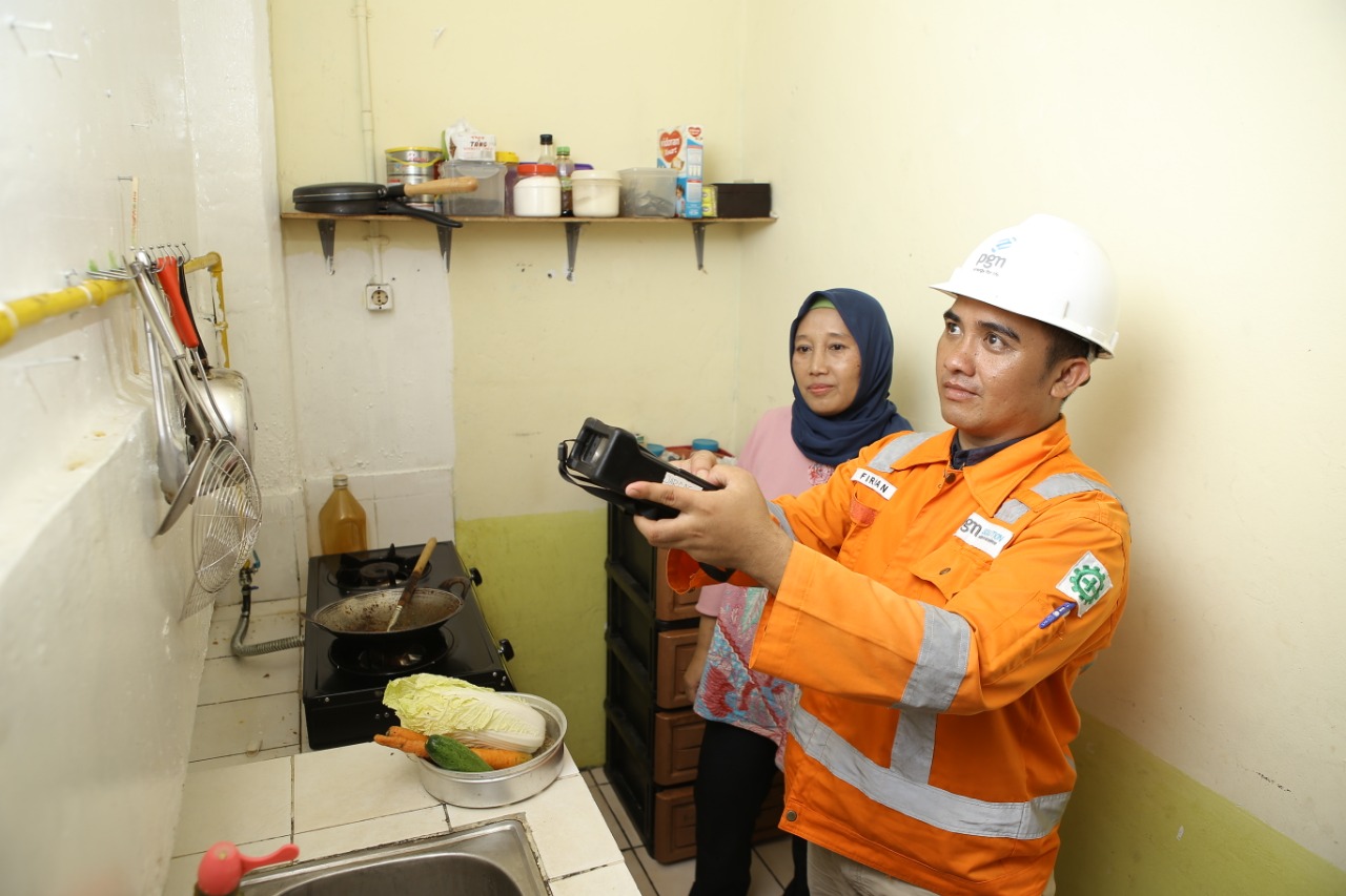 Petugas memeriksa jaringan gas di salah satu rumah pengguna jaringan gas bumi PGN. (Foto: PGN)