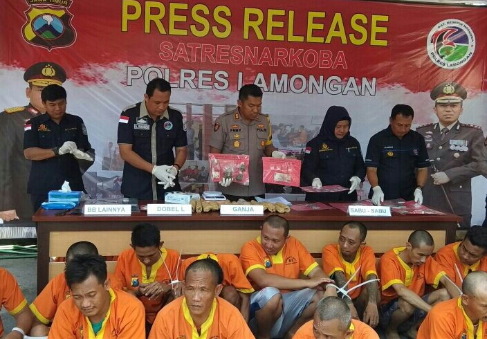 Kapolres Lamongan, AKBP Feby Hutagalung (tengah) saat menunjukkan barang bukti para tersangka. (Foto: Nasih/ngopibareng.id)