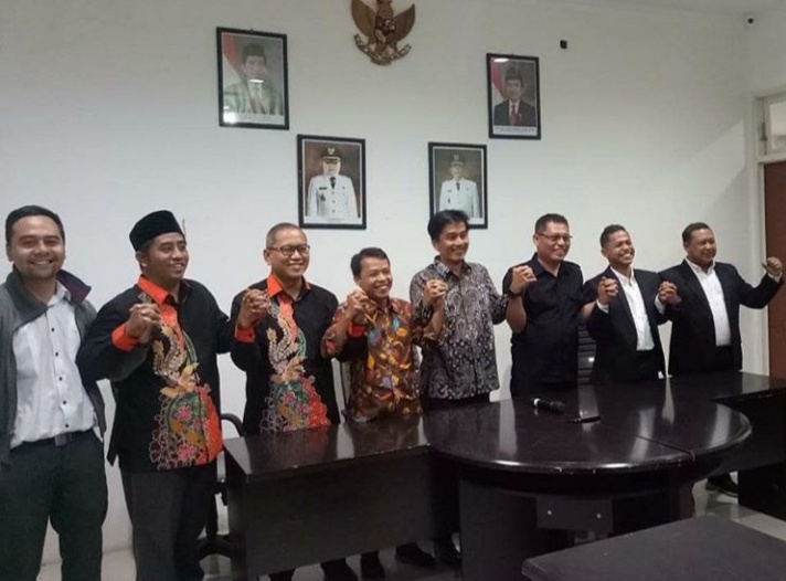 Ketua KPU Surabaya Nur Syamsi (tengah) usai menandatangani NPHD dengan pihak Pemkot Surabaya. (Foto: Dok KPU Surabaya)