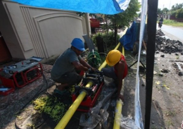 Pekerja dari PT Perusahaan Gas Negara (PGN) membangun saluran pipa gas rumah tangga di kawasan Kelurahan Tanjung Sari Medan, Sumatera Utara, Kamis (10/3). Melalui program penggunaan satu juta sambungan gas rumah tangga, PGN akan terus melakukan perlu. (Foto: Antara)