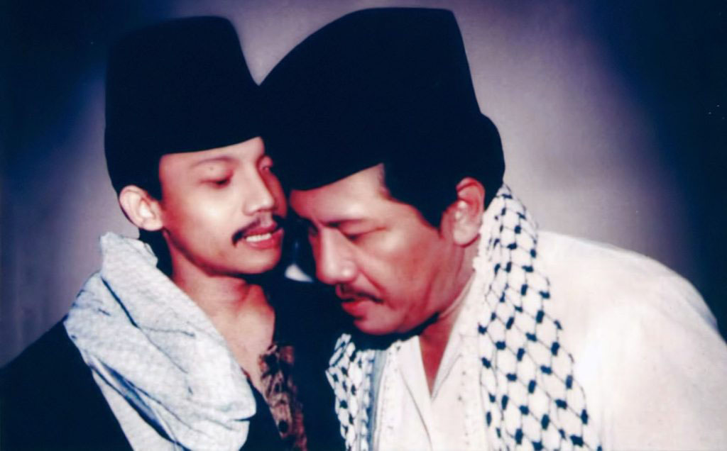 Gus Miek bersama putranya, Gus Sabuth alias H.Agus Sabuth Pranoto Projo. (Foto: dok/ngopibareng.id)