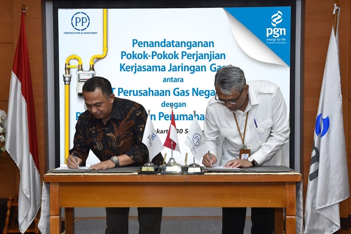 Direktur Utama PGN Gigih Prakoso bersama Direktur PT PP Lukman Hidayat menandatangani Head of Agreement. (Foto: PGN)