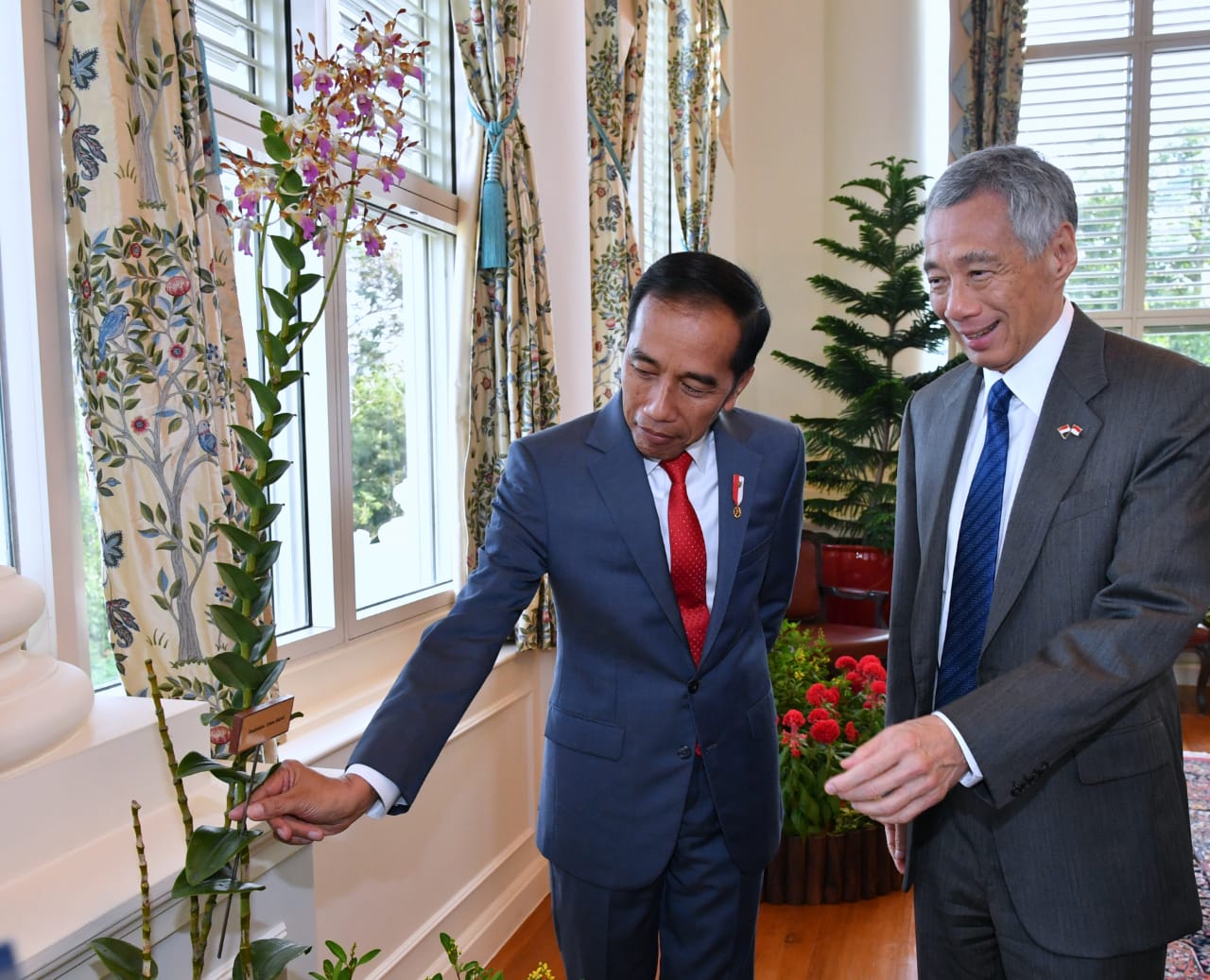 Presiden Joko Widodo, tiba di Singapura disambut langsung  oleh Perdana Menteri (PM) Lee Hsien Loong. (Foto: Setpres/ngopibareng.id))
