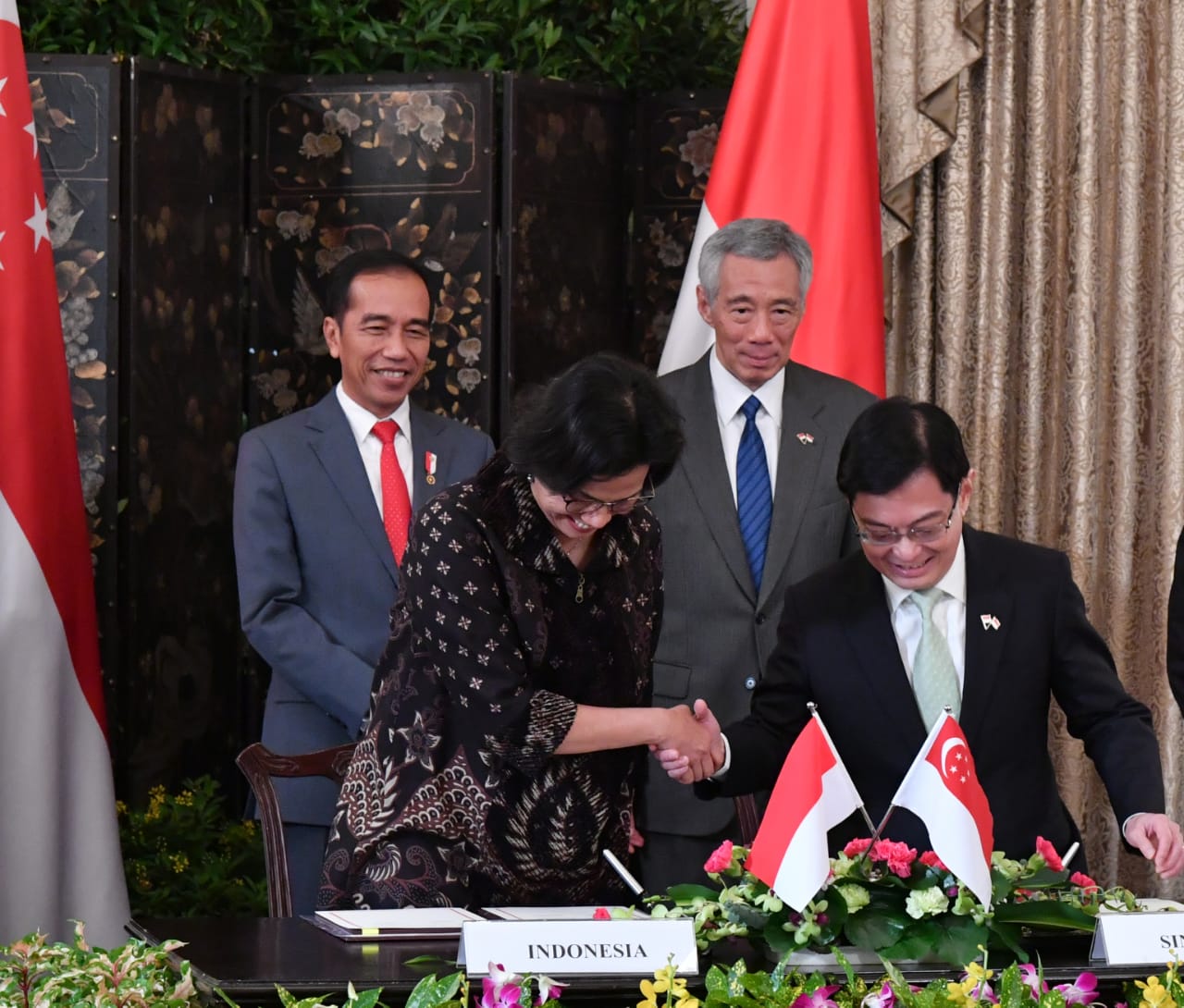 Menkeu Sri Mulyani mewakili Indonesia, menandatangani nota kerja sama dengan Singapura, sepakat perkuat kerja sama ekonomi. (Foto: Setpres/ngopibareng.id)