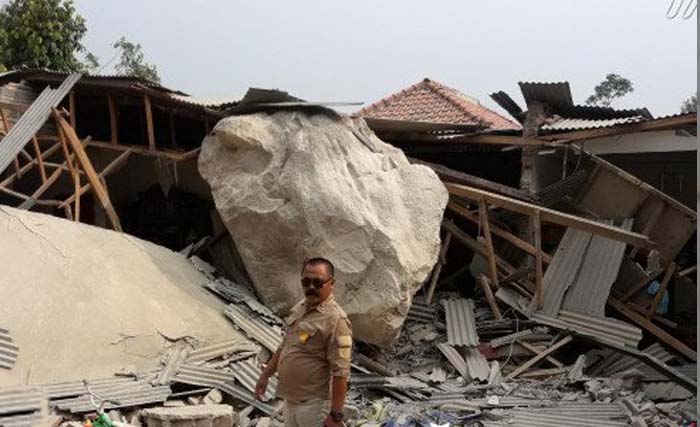 Batu besar menghancurkan beberapa bangunan di Desa Sukamulya, Kecamatan Tegalwaru, Kabupaten Purwakarta, Jawa Barat. (Foto:PR)