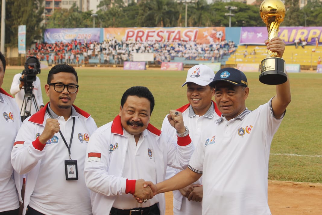 Menteri Pendidikan dan Kebudayaan (Mendikbud) Muhadjir Effendy menerima Piala Presiden dari Jawa Timur untuk diperebutkan kembali di Liga Siswa 2019. (Foto: Asmanu/ ngopibareng.id)