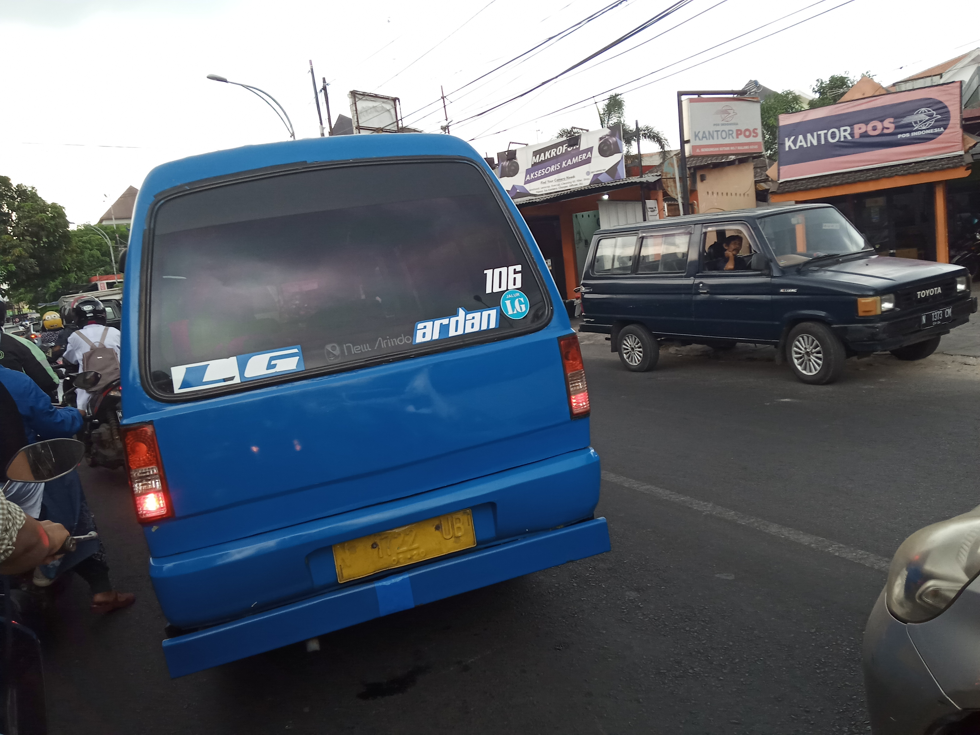 Trayek angkot jurusan Landungsari-Gadang (LG) saat melintasi jalanan Kota Malang. (Foto: Theo/ngopibareng.id)