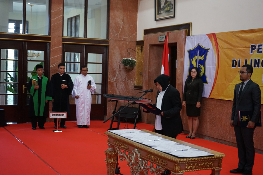Tri Rismaharini saat melantik pejabat Pemkot Surabaya. (Foto: Alief/ngopibareng.id)
