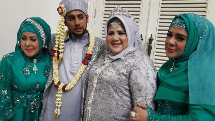 Pasangan Dhawiya Zaida dan Muhammad, saat pernikahan pada 29 Maret 2019, bersama Elvy Sukaesih dan Fitria Sukaesih.