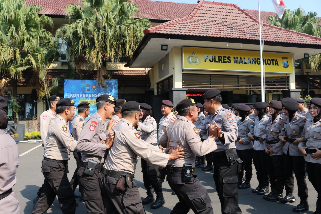 Simulasi jelang pelantikan Presiden dan Wakil Presiden di halaman Mapolresta Malang (dok: foto istimewa))
