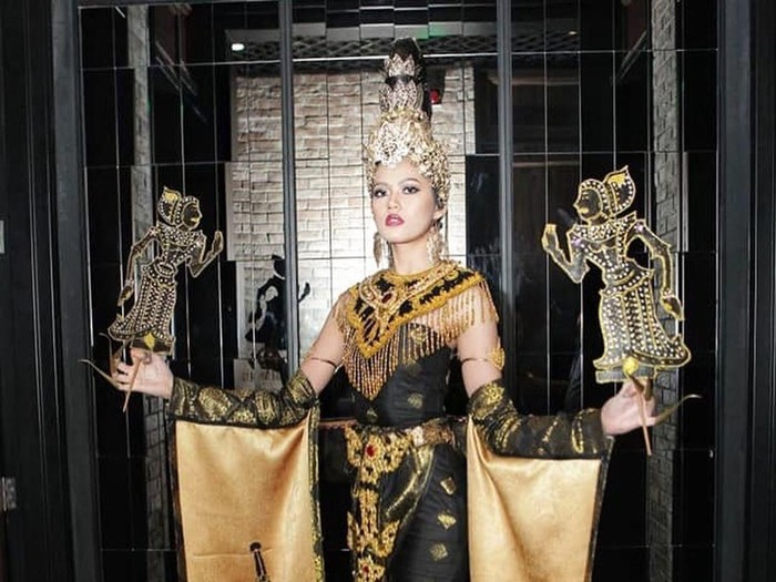 Miss Grand Malaysia 2019 Mel Dequanne Abar memakai kostum nasional bertema wayang kulit untuk berlaga di ajang Miss Grand International 2019. (Foto: Instagram Miss Grand Malaysia)