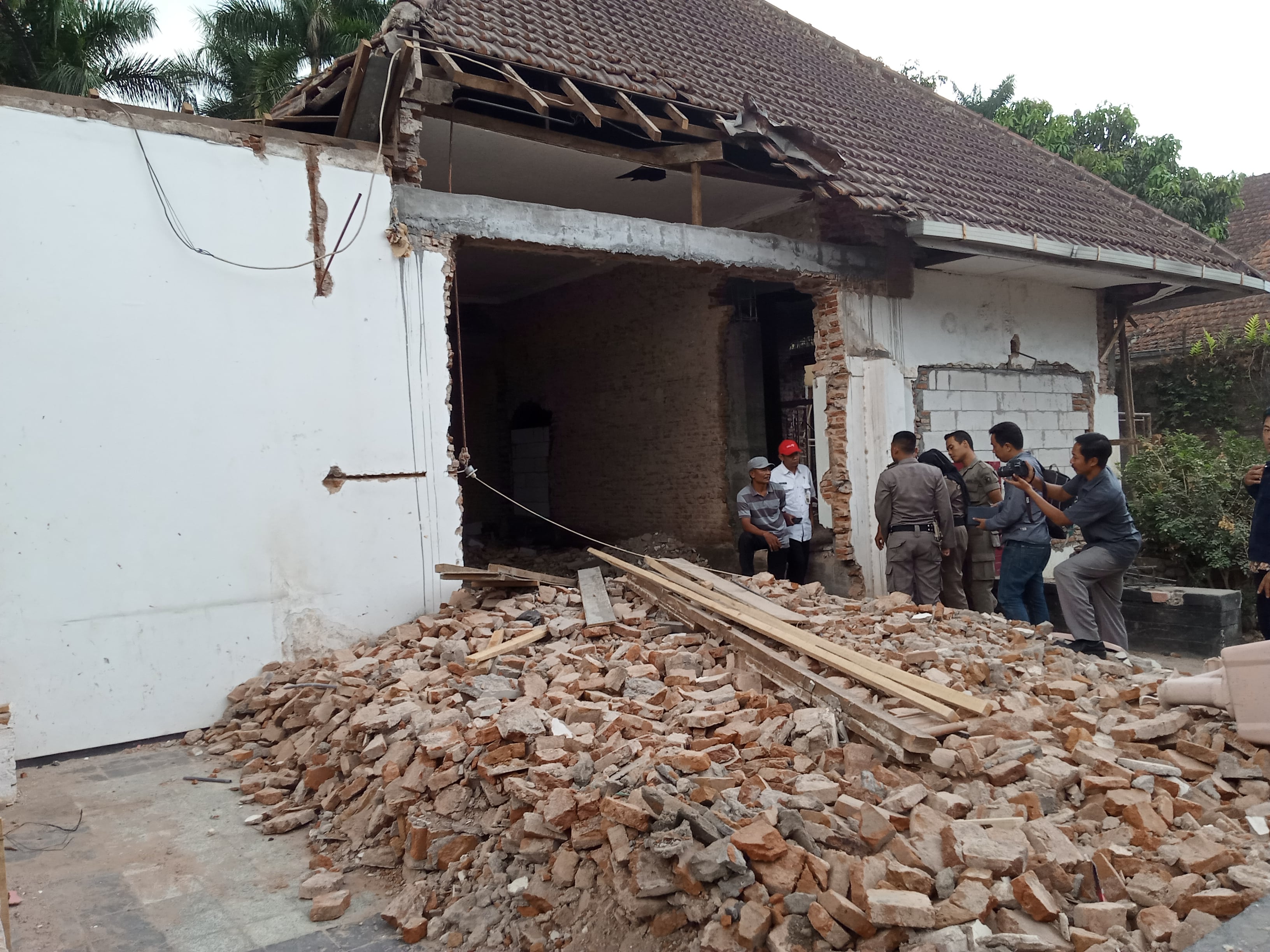 Tampak belakang bagian tembok rumah peninggalan Bung Tomo yang sudah dijebol (Theo/ngopibareng.id)